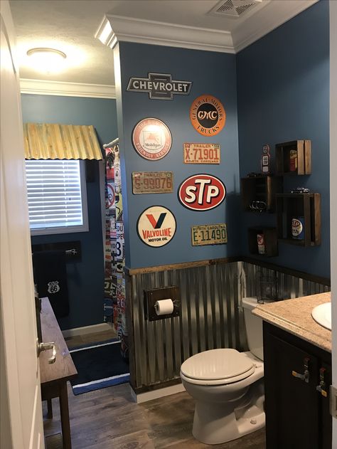 Garage Bathroom Man Caves, Car Themed Man Cave Ideas, Garage Washroom Ideas, Car Theme House Decor, Auto Shop Decor Ideas, Ideas For Mens Bathrooms, Vintage Car Bathroom Ideas, Auto Shop Bathroom Ideas, Race Car Garage Ideas