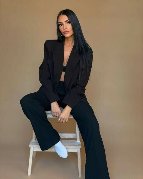 Blazer Photoshoot Women, Shooting Photo Studio, Pose Mode, Business Portrait Photography, Studio Photoshoot Ideas, Brand Photography Inspiration, Studio Photography Poses, Business Photoshoot, Branding Photoshoot Inspiration