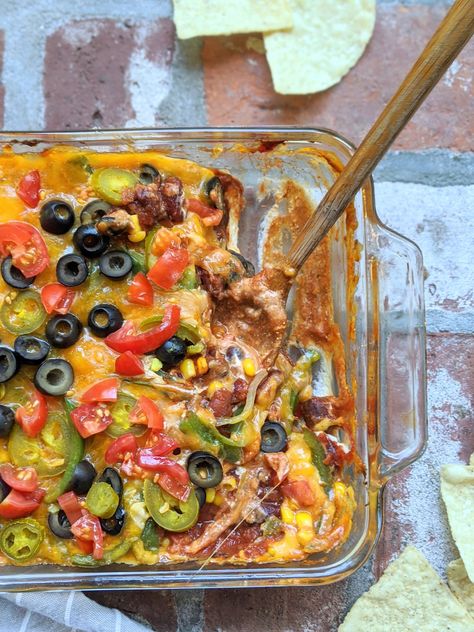 Nachos Dip Recipe, Easy Entertaining Food, Layer Dip Recipe, Vegan Party Snacks, 7 Layer Dip Recipe, Vegetarian Junk Food, Gluten Free Party Food, Vegetarian Party Food, Layered Dip Recipes