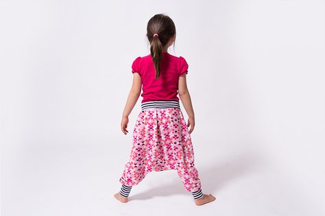 Drop Crotch Pants Pattern, Harem Pants Pattern, Childrens Clothing Patterns, Kids Dress Shoes, Japanese Kids, Sewing Videos, Sewing Patterns Girls, Drop Crotch Pants, Crochet Baby Dress