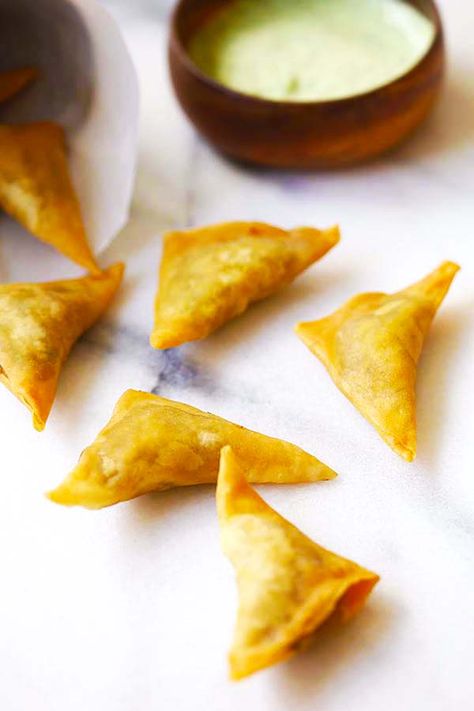 Samosa Recept, Easy Samosa Recipes, Spiced Potatoes, Deep Fried Appetizers, Indian Appetizers, Samosa Recipe, Tapenade, Green Peas, Easy Delicious Recipes