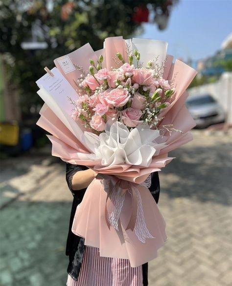 Bouket Flowers Aesthetic, Big Bouquet Of Flowers Gift, Bouquet Of Flowers Graduation, Pink Bouquet Aesthetic, Minimal Flower Bouquet, Buket Aesthetic, Bouquet Wisuda, Graduation Flowers Bouquet, Graduation Flower Bouquet