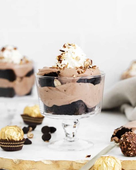 trifles | nutella recipes | ferrero rocher | best desserts | chocolate desserts Nutella Trifle, Recipes With Nutella, Homemade Chocolate Chip Muffins, Christmas Trifle Recipes, Chocolate Covered Cheesecake, Chocolate Caramel Brownies, Nutella Mousse, English Desserts, Dream Dessert