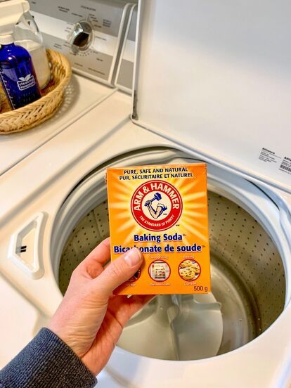 Learn how to give your top-load washing machine a deep clean with our easy step-by-step guide. Banish bad smells and keep your laundry fresh by following these simple tips for a like-new machine! Cleaning Washer Machine, Stinky Washing Machine, Smelly Washing Machines, Everyday Cheapskate, Washer Smell, Washing Machine Smell, Old Washing Machine, Clean Washer, Washing Machine Drum