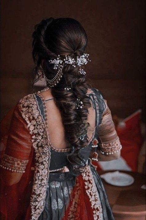 Hairstyles In Lehenga Hair, Braid Hairstyle With Lehenga, Hairstyles In Marriage, Messy Hair Choti, Bridal Braided Hairstyles Indian, Hairdo For Lehenga, Choti Hairstyle For Bridal, Bridal Sangeet Hairstyle, Hairstyle For Bride Indian Wedding Hairs