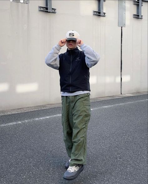 Carhartt Cargo Pants Outfit, Green Carhartt Pants Outfit, Men Skater Outfit, Styling Green Cargo Pants, Green Cargo Pants Outfit Men, Olive Green Cargo Pants Outfit, Olive Cargo Pants Outfit, Carhartt Pants Outfit, Cargo Outfit Men