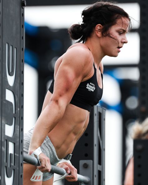 At 18 years old, Mallory O’Brien is the youngest athlete to win the CrossFit Open. The title was previously held by Annie Thorisdottir, who won the Open in 2011 at 21 years old. Mal O'brien, Mal O'brien Crossfit, Crossfit Woman Body, Mallory O'brien, Annie Thorisdottir, Girls With Muscles, Female Crossfit Athletes, Crossfit Body, Muscle Mommy