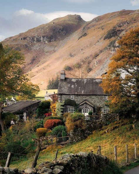 We LOVE England🇬🇧🏴󠁧󠁢󠁥󠁮󠁧󠁿 on Instagram: “Little Langdale, Lake District🍃 What a beautiful shot by @fayazey #weloveengland #photosofengland #photosofbritain” Lake District Cottages, Old English Cottage, European Village, Lake District National Park, Stone Cottages, Beautiful Cottages, English Countryside, Cumbria, London City