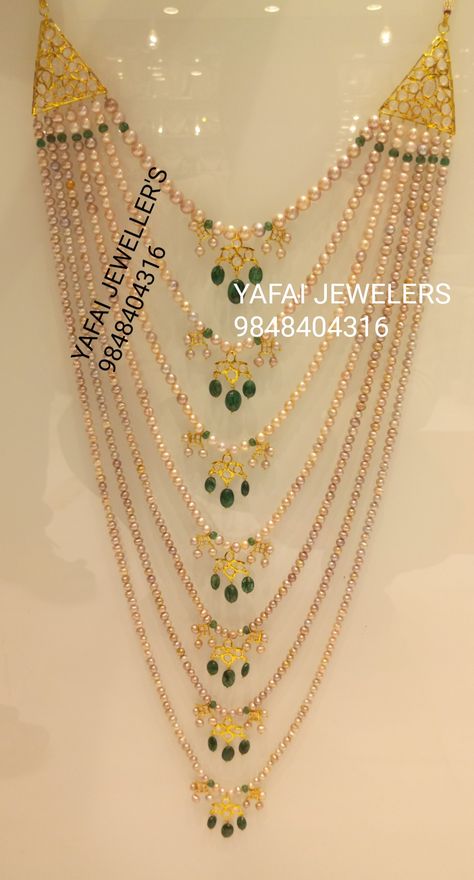 Satlada Haar Hyderabadi, Emerald Green Jewelry, Hair Ornaments Wedding, Haram Designs, Rajputi Jewellery, Pearl Mala, Gold Jewels Design, Rani Haar, Bridal Jewelery