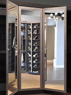 Corner Closet With Mirror, 3 Way Mirror Dressing Room, 360 Mirror Closet, Walk In Closet Mirror Door, Three Way Mirror Closet, Closet Mirror Ideas, Mens Conference, Stand Alone Closet, Three Way Mirror