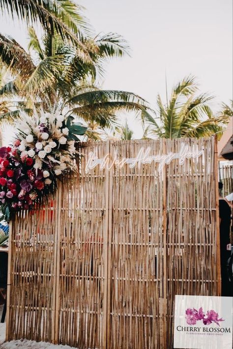 Diy Bamboo Backdrop, Bamboo Wall Divider, Bamboo Photo Backdrop, Bamboo Decor Ideas Wedding, Bamboo Backdrop Wedding, Bamboo Backdrop Ideas, Bamboo Photo Booth, Beach Backdrop Ideas, Bamboo Wedding Decor