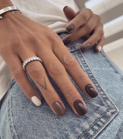 Short Almond Nails Fall Colors 2023, Natural Nails Inspo Aesthetic, Arfi Nails, Trendy Nails Brown, Fall Nails Square Short, Brown Gel Nails, Short Brown Nails, Nails Kurz, Luxio Nails