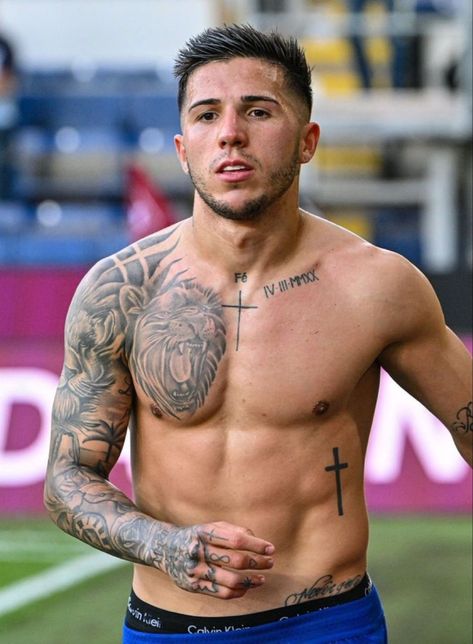 Soccer Player Tattoos, Soccer Tattoos, Football Tattoo, Enzo Fernandez, Argentina National Team, Chelsea Fans, Chelsea Football Club, Street Fashion Men Streetwear, Chelsea Football