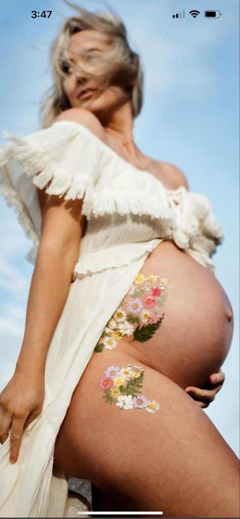 Flowers On Belly Maternity, Flowers On Pregnant Belly, Maternity Art Paintings, Painted Belly Maternity Photos, Maternity Flower Photoshoot, Maternity Belly Painting, Floral Maternity Shoot, Manifesting Pregnancy, Pregnancy Belly Painting