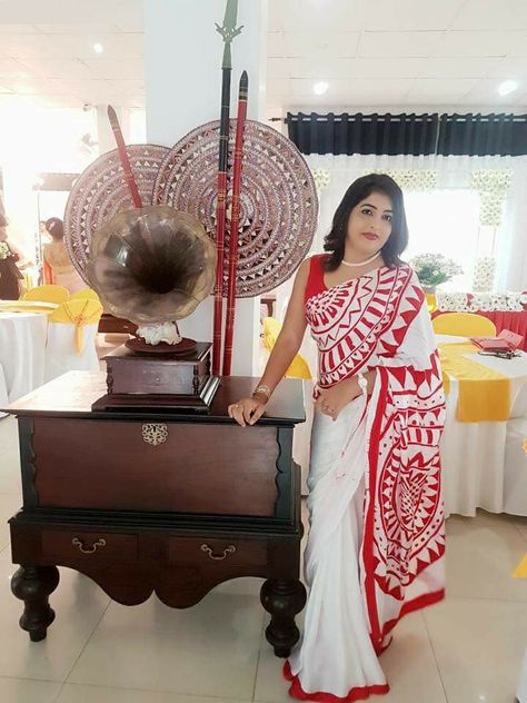 Kulo Art, Bathik Saree, Kandyan Saree, Blouse Painting, Pohela Boishakh, Batik Saree, Saree Jacket, Painted Saree, Maggi Recipes