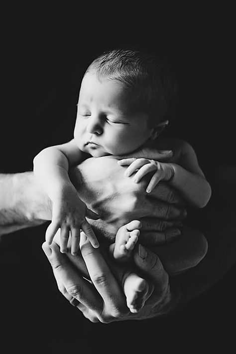 Minimalist Newborn, Newborn Shots, Home Maternity Photography, Newborn Shoots, Newborn Photography Ideas, Newborn Family Pictures, Posing Photography, Hospital Newborn, Newborn Photography Boy