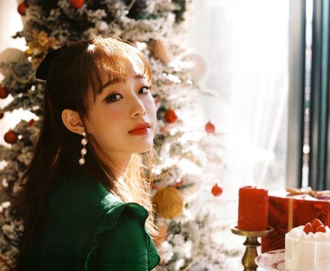 Chuu Christmas, Loona Scans, Kpop Anime, Christmas Playlist, Chuu Loona, Holiday Icon, I Love Winter, Solo Album, Christmas Hearts