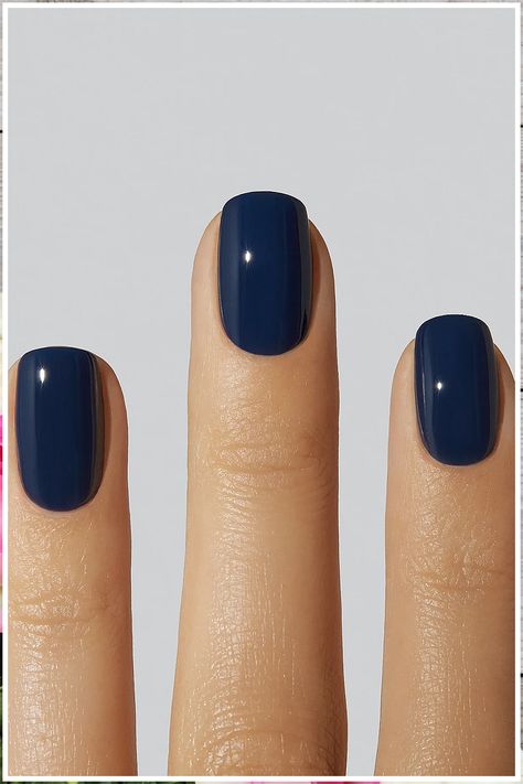 Discover new ways to style your winter nails. Marine Blue Nails, Short Manicured Nails, Shalac Nails, Navy Blue Nails, Navy Girl, Makijaż Smokey Eye, Blue Nail, Nagel Inspo, Cat Kuku