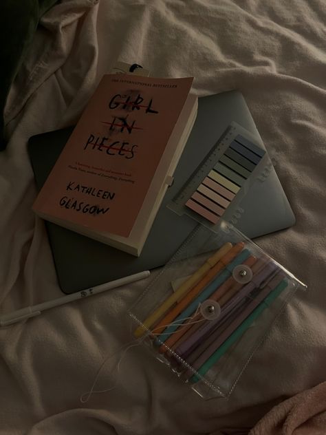 Book Annotation Pens, Girl In Pieces Annotations, Girl In Pieces Book Aesthetic, Girl In Pieces Book, Pens Stationary, Books Vibe, Library Vibes, Charlie Davis, Kathleen Glasgow