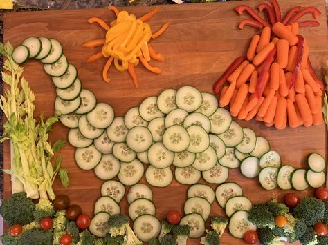 Dino Veggie Tray Dinosaur Party, Dinosaur Party Appetizers, Veggie Dinosaur Tray, Dinosaur Appetizers Party Ideas, Dino Food Ideas Themed Parties, Dinosaur Buffet Parties Food, Dinosaur Vegetable Tray, Dino Veggie Tray, Dino Charcuterie Board