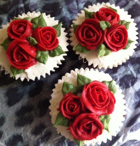 Cupcake With Rose On Top, Red Flower Cupcakes Ideas, Valentine Flower Cupcakes, Rose Cupcakes Ideas, Cupcakes With Roses, Red Rose Cupcakes, Valentines Cupcakes Decoration, Cupcake Roses, Cakes 2023