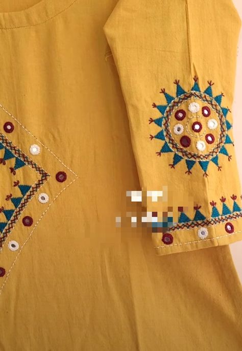 Colour Wheel Motif, Hand Embroidery On White Kurti, Gamthi Work Kurti Designs, Gamthi Kurti Designs, New Handwork Kurti Design, Handwork Kurti Designs, Mirror Work Kurti Design, Kutch Work Designs, Simple Hand Embroidery Patterns