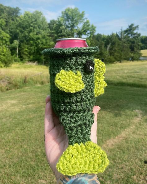 Slowly producing my dad his own school of fish 🐟😂💚 This year for Father’s Day I made him a large mouth bass plushie and a bass drink cozy! Absolutely love how both of them came out and so happy he loves them 🥰 •P A T T E R N S• Large Mouth Bass plushie & drink can cozy by @arserendipitydesigns #happyfathersday #bestdad #crochetgift #largemouthbass #crochetplushie #crochetfish #crochet #fisherman #fishing Large Mouth Bass, Can Cozy, Drink Cozies, Crochet Fish, School Of Fish, Largemouth Bass, Bass Fishing, Crochet Gifts, My Dad