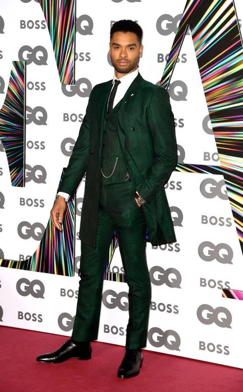 Regé-jean Page, Versace Jacket, Carpet Fitting, Jourdan Dunn, Red Carpet Outfits, Gq Men, Green Suit, Senior Prom, Looking Dapper