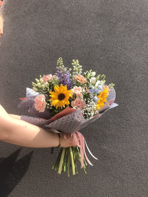 Simple Bouquet Of Flowers Gift, April Flower Arrangements, Cute Flower Bouquets For Girlfriend, Aesthetic Bouquet Of Flowers, Birthday Bouquet Flowers, Simple Bouquet Of Flowers, Ramos Aesthetic, Simple Flower Bouquet, Flowers Bouquet Aesthetic