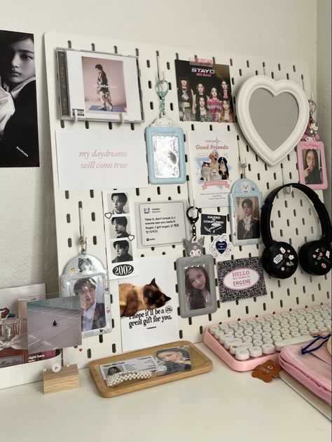 kpop pegboard!! Cute Pegboard Ideas, Skadis Kpop, Pegboard Inspiration, Kpop Room Minimalist, Kpop Cork Board Ideas, Kpop Organization, Kpop Board Ideas, Small Pegboard Ideas, Skadis Ikea Ideas Kpop