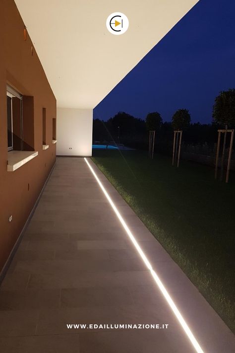 La striscia led è quel tipo di illuminazione che ti viene incontro risolvendo qualsiasi necessità non solo per l'ambiente interno ma anche per l'esterno. Illumina le vie di accesso principali segnando un percorso a terra con la striscia led. #illuminazionegiardino #illuminazioneesternicasa #illuminazionegiardinoled #esternocasa #illuminazionegiardinomoderno #illuminazioneesterna #design #outdoordesign #striscialed #striscialedesterno Strip Led, Small Garden, Gazebo, Outdoor Living, Led, Design