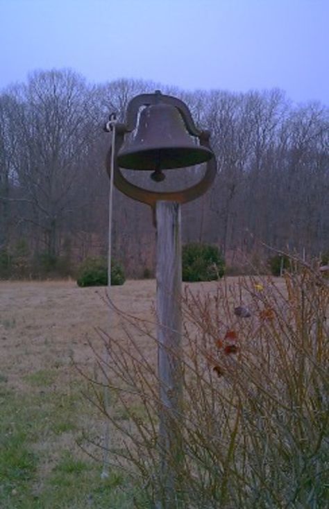 Dinner Bell On The Farm.  I want one in my yard!.Now have one in my yard! Dinner Bell Outdoor, Farm Bell On Post, Dinner Bell Post, Garden Bells Metal, Vintage Cow Bells Decor, Farm Facts, Country Dinner, Cast Iron Bell, Family Tree Craft