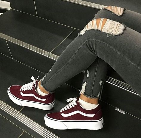 Burgundy Vans Outfit, Skater Vans, Burgundy Vans, Girl Skater, Sneakers Vans, Skater Girl, Fresh Shoes, Hype Shoes, Skater Girls