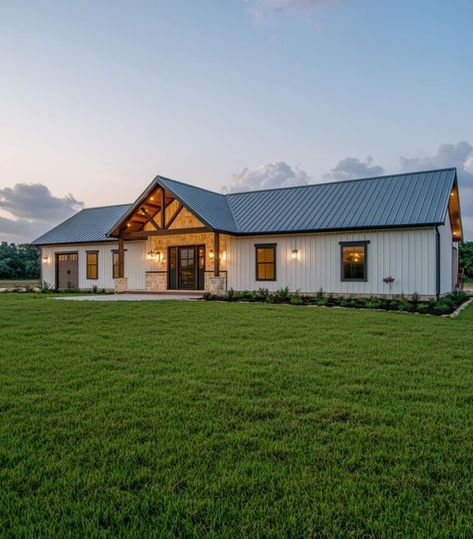 Ranch Style Barndominium Exterior, Barndominium Ideas Simple, Arizona Barndominium, Barndominium Exterior Color Schemes, White And Black Barndominium, White Barndominium Exterior, Barndo Floor Plans, White Barndominium, Huff House