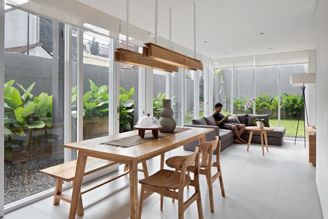 Small Tropical House Design Indonesia, Modern Tropical Dining Room, Minimal House Design Small Spaces, Tropical Small House, Small Tropical House Design, Tropical Minimalist Interior, Tropical Modern Interior, Modern Tropical House Interior, Tropical Minimalist House