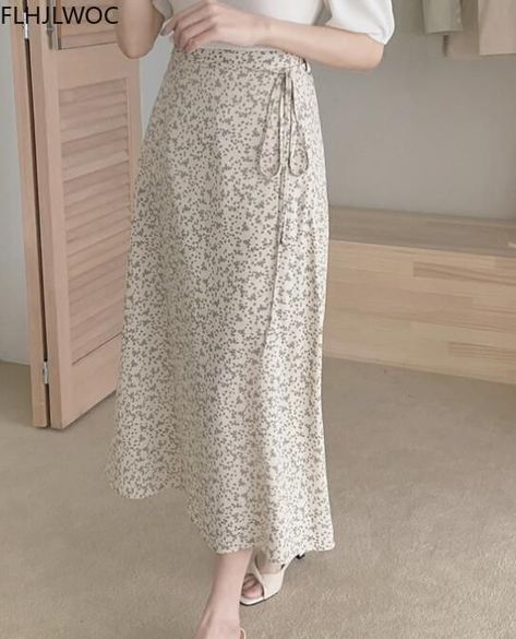 Unique Skirts Design, Korea Clothes, Rok Midi, Unique Skirts, Floral Print Midi Skirt, Long Skirt Fashion, Long Skirt Outfits, Printed Robe, Kawaii Dress