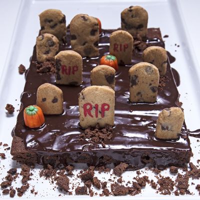 There is nothing spooky about this! Rich chocolate brownies get dressed up with melted chocolate, decorated sugar cookie graves and pumpkin candies for the perfect Halloween treat! Creative Fall Desserts, Pumpkin Candies, Graveyard Brownies, Halloween Brownie, Brownies Cheesecake, Halloween Brownies, Halloween Food Desserts, Best Baking, Pumpkin Candy Corn