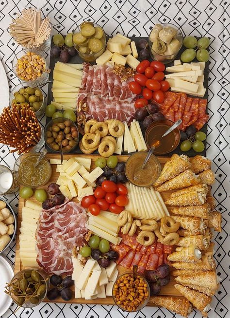 Charcuterie Inspiration, Charcuterie Recipes, Party Buffet, Breakfast Time, Party Snacks, Appetizers For Party, Charcuterie Board, Finger Foods, Summer Recipes