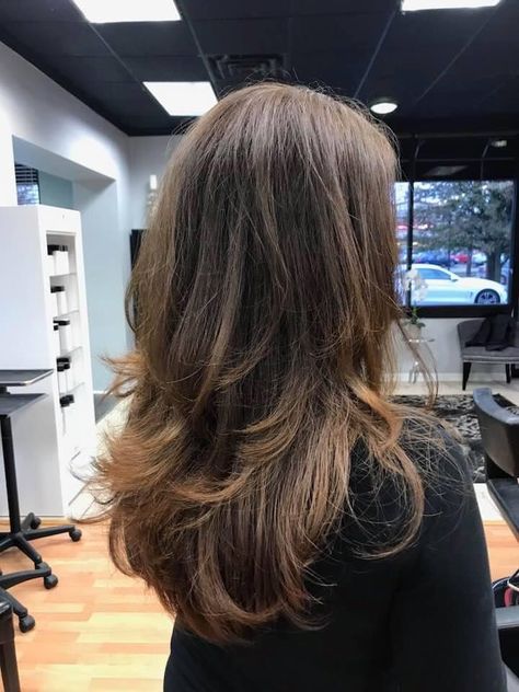 Mid Length Heavy Layers, Medium Brown Mid Length Hair, Middle Hair With Layers, Mid Length Hair With Heavy Layers, Medium Length Bouncy Layers, Layered Balayage Hair Mid Length, Mid Length Hair With Layers Brown, Round Layers Wavy Hair, Brown Hair Mid Length Layers