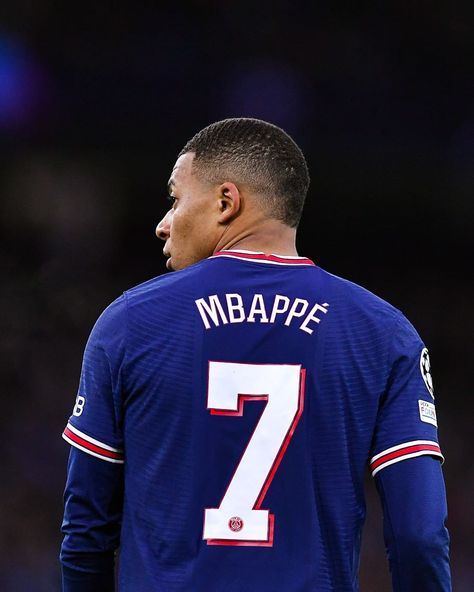 K Mbappe, Cute Football Players, Football Images, Arsenal Football, Kylian Mbappe, Football Lovers, Football Pictures, Soccer Pictures, Paris Saint