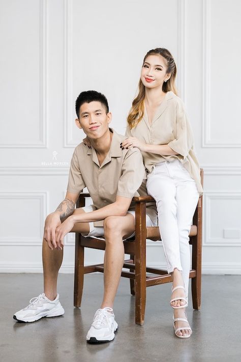 This Couple Just Needed a White Wall and Lots of Love to Pull Off Their Indoor Engagement Shoot | https://brideandbreakfast.ph/2020/09/05/playful-indoor-engagement-shoot/ Casual Outfits For Prenup Shoot, Studio Prenup Shoot Ideas, Prenup Pictures, Foto Studio Couple Casual, Indoor Prenup Shoot, Matchy Outfit Couple Casual, Couple Shoot Outfits, Couple Outfits Ideas, Couple Outfits Matching Casual