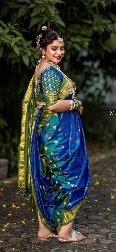 Kashta Saree Wedding, Kashta Saree Poses, Simple Saree Blouse Designs, Haldi Photoshoot, Marathi Saree, Saree Pose, Haldi Ceremony Outfit, Kashta Saree, Marathi Bride