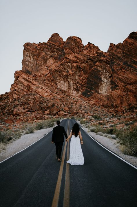 Red Rock Canyon Las Vegas Engagement Photos, Red Rock Wedding Pictures, Valley Of Fire Wedding Photography, Valley Of Fire State Park Wedding, Valley Of Fire Wedding Elopements, Valley Of Fire Photoshoot, Red Rock Wedding Las Vegas, Elope Destination, Vegas For Couples