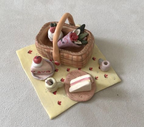 Clay Picnic Basket, Clay Organizer Ideas, Cute Clay Things Easy, Clay Diorama Ideas, Cute Clay Art Ideas Aesthetic, Coquette Clay Ideas, Clay Creations Aesthetic, Coquette Clay Art, Sculpy Clay Ideas Easy