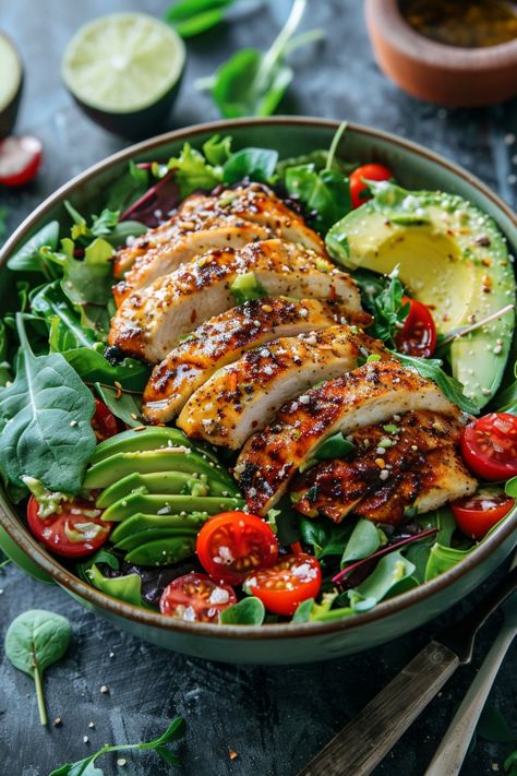 Grilled chicken salad with avocado, cherry tomatoes, and mixed greens in a bowl. Recipes Grill, Avocado Chicken Salad Recipe, Salad With Chicken, Resep Diet, Healthy Food Dishes, Grilled Chicken Salad, Recipes Indian, Healthy Lifestyle Food, Healthy Food Motivation