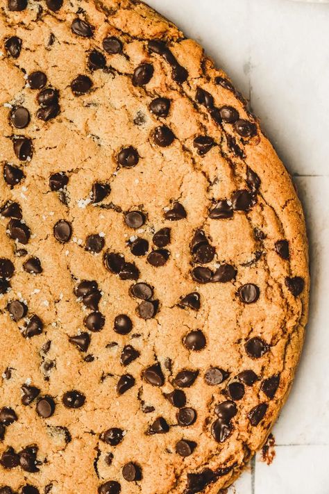 Giant Choc Chip Cookie Recipe, How To Make A Giant Cookie, Large Cookie Cake, Big Cookie Recipe, Giant Cookie Recipe, White Choc Chip Cookies, Chocolate Chip Pizza, Giant Cookie Cake, Choc Chip Cookie Recipe