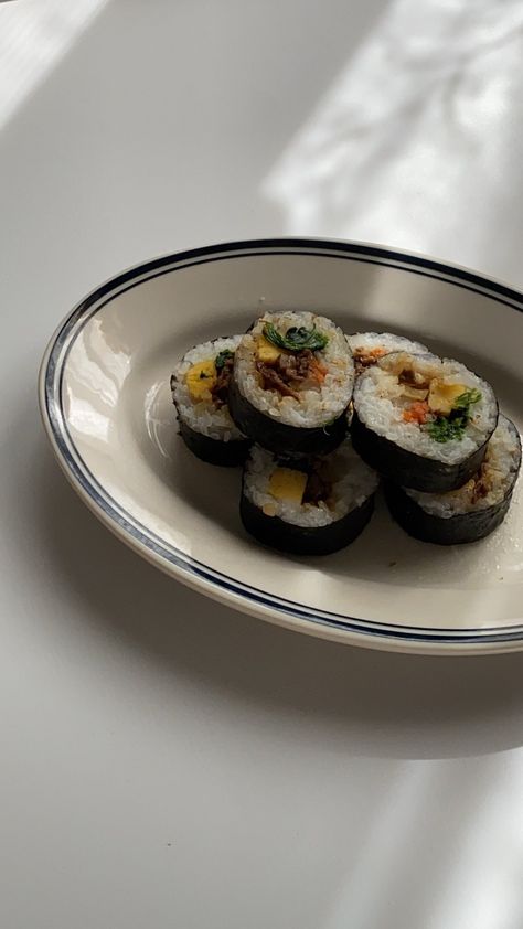 Kimbap Aesthetic, Korean Kimbap, Best Korean Food, Asian Breakfast, Food Drinks Dessert, Easy Cooking Recipes, Food Goals, Japan Food, Food Diary