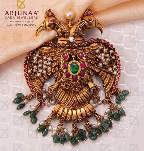 Pendent Designs, Emerald Bangles, Architectural Buildings, Temple Jewellery Earrings, Gold Temple Jewellery, Neck Pieces Jewelry, Antique Necklaces Design, New Gold Jewellery Designs, Gold Earrings Models