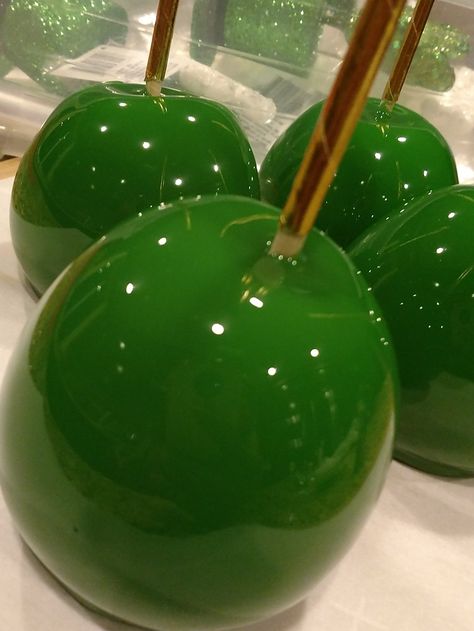 Candied Grapes Recipe, Candied Grapes, Dipped Apples, Gourmet Candy Apples, 50th Birthday Balloons, Chocolate Apple, Apple Ideas, Gourmet Caramel Apples, Candied Fruits