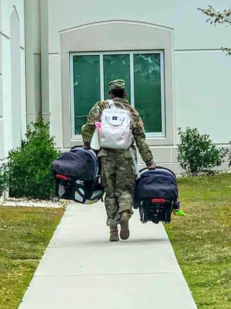 ‘I found myself stopped, watching as she walked inside. I want to be her when I grow up.’: Mom shares touching moment with military mom, ‘Her words were everything I needed’ – InspireMore Mum Photos, Love What Matters, Heartwarming Photos, Military Mom, When I Grow Up, I Want To Be, Powerful Quotes, Going Home, Womens Rights